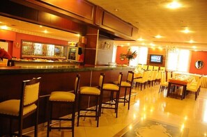 2 bars/lounges