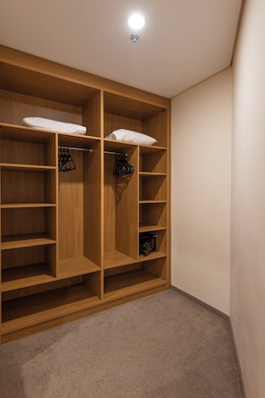 Suíte | 1 quarto, frigobar, cofres nos quartos, escrivaninha