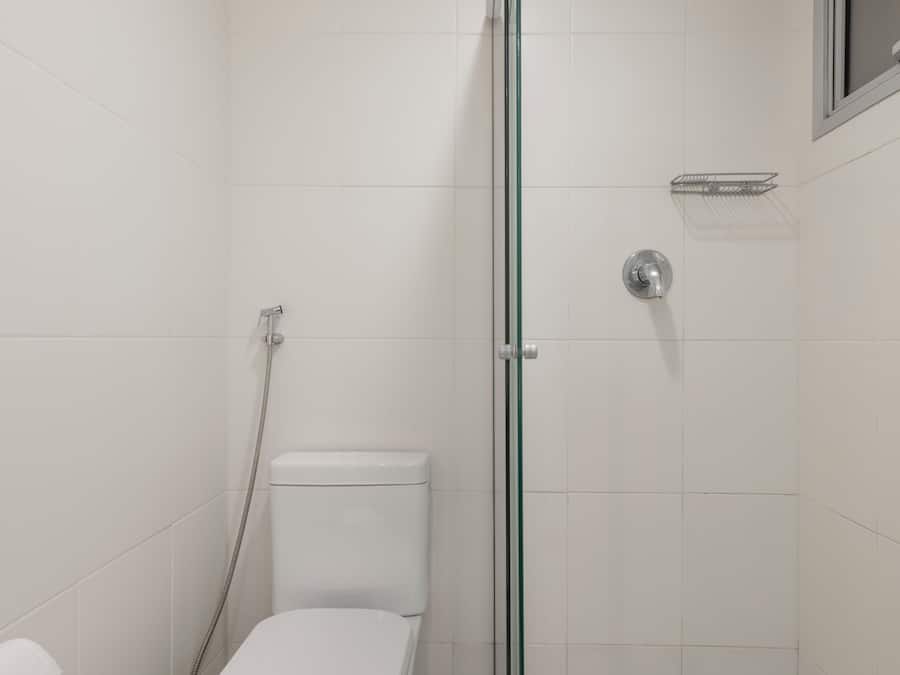 Un bagno moderno e piccolo, con box doccia in vetro, un water e un bidet.