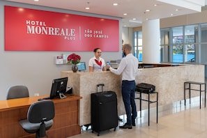 ฝ่ายต้อนรับ