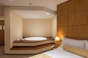 套房 | 迷你吧、客房内保险箱、办公桌、遮光窗帘