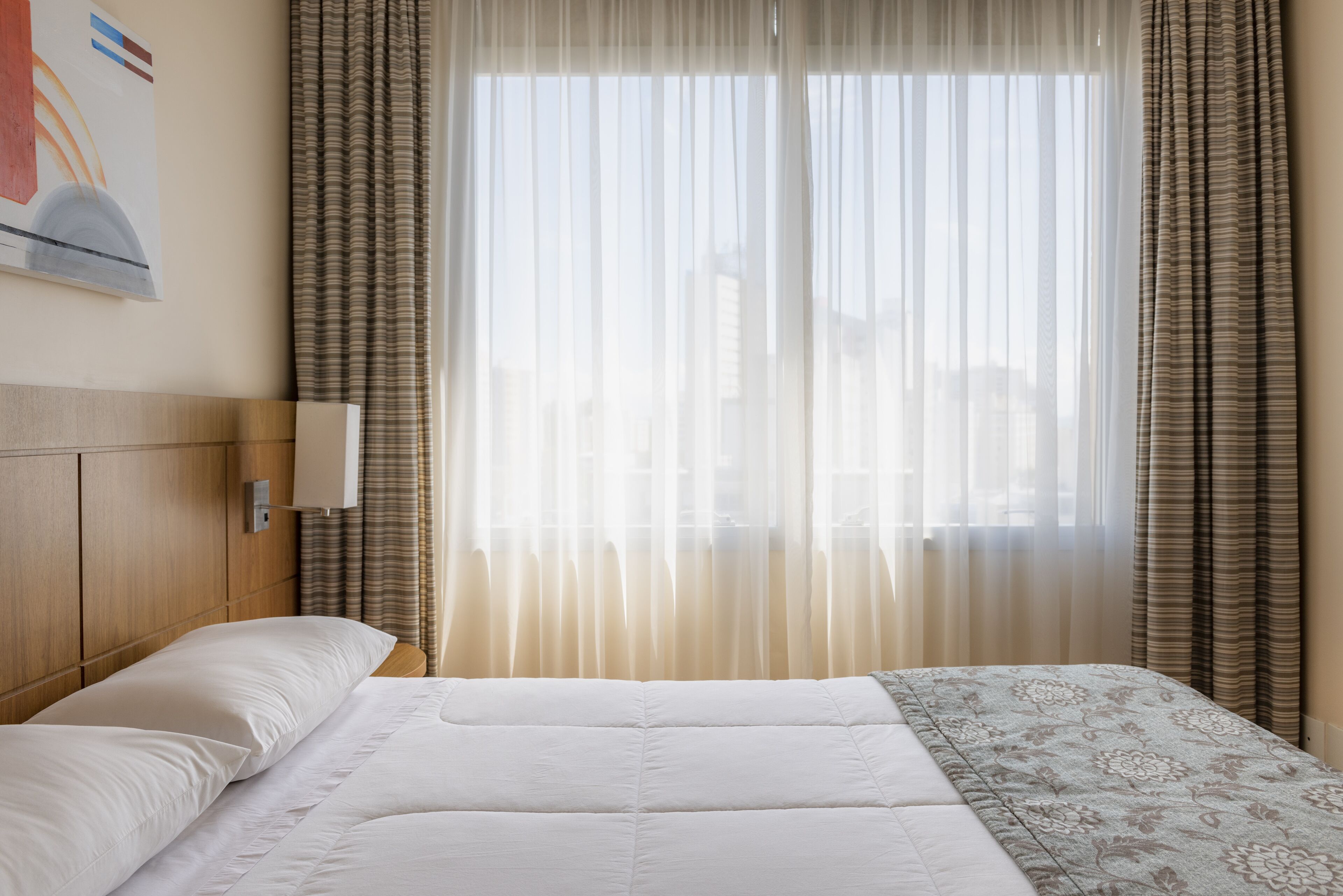 Quarto casal superior | Frigobar, cofres nos quartos, escrivaninha, cortinas blackout