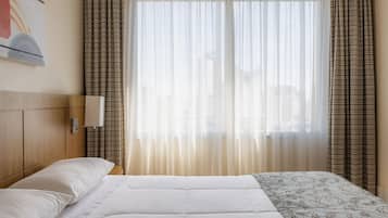 Quarto casal superior | Frigobar, cofres nos quartos, escrivaninha, cortinas blackout