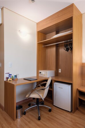 1 quarto, frigobar, cofres nos quartos, escrivaninha