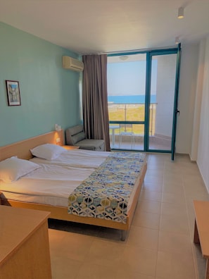 双床房, 海景 | 办公桌、笔记本电脑工作区、遮光窗帘、床单