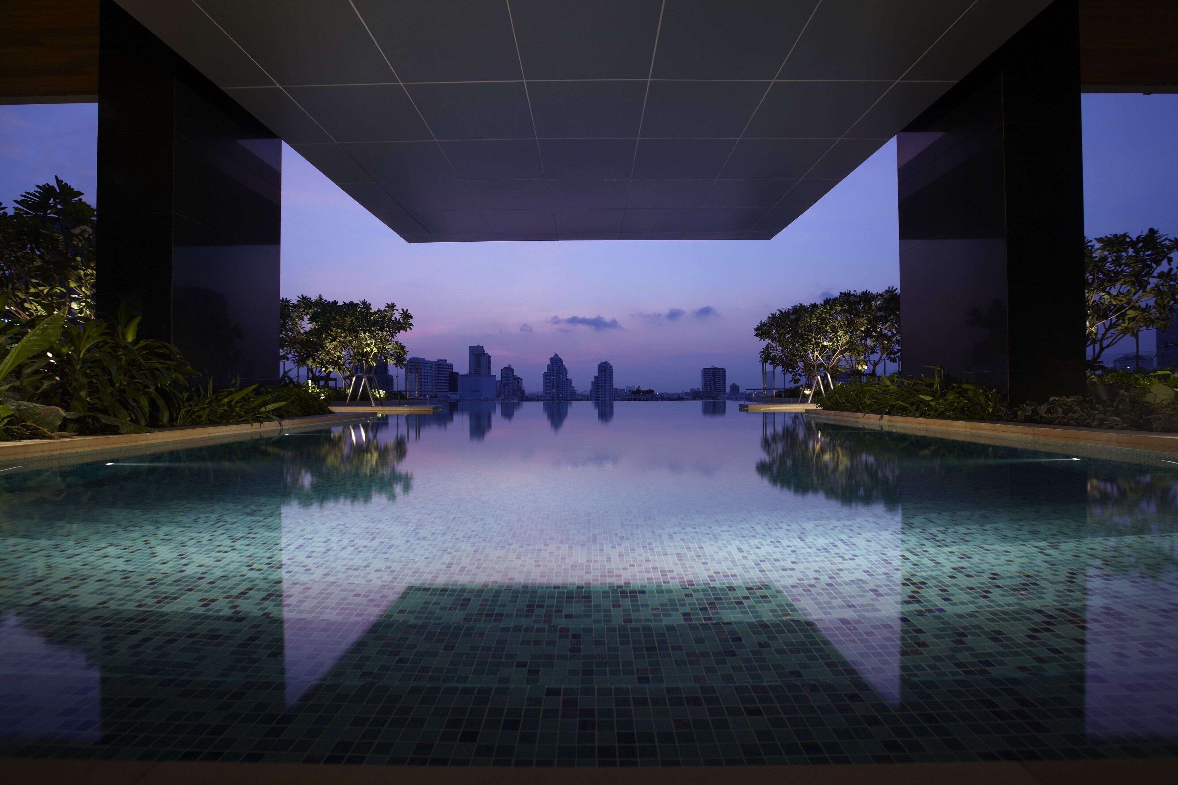 屋外プール、プール パラソル、サンラウンジャー