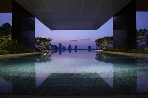 室外泳池;泳池傘、躺椅