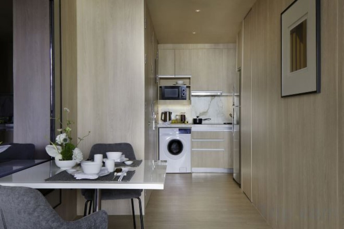 Cocina privada | Frigorífico grande, microondas, placa de cocina y tostadora