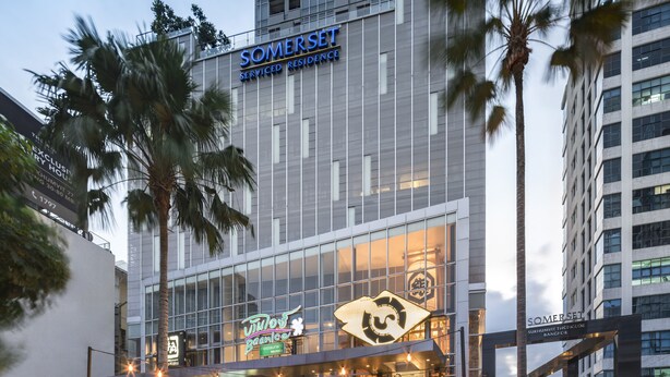 A modern building with a sign for 'Somerset Serviced Residence'. - Somerset Sukhumvit Thonglor Bangkok (Bangkok)
