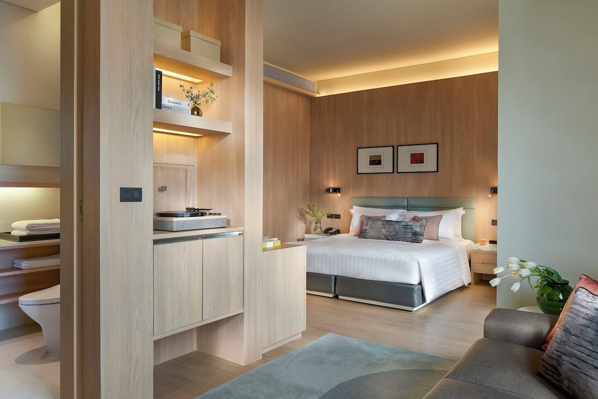 Executive studio | Een kluis op de kamer, een bureau, een laptopwerkplek