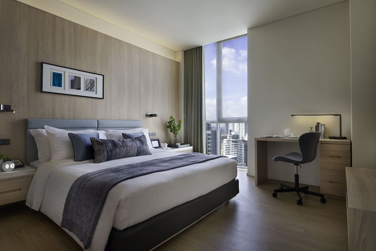 Executive kamer, 1 slaapkamer | Een kluis op de kamer, een bureau, een laptopwerkplek