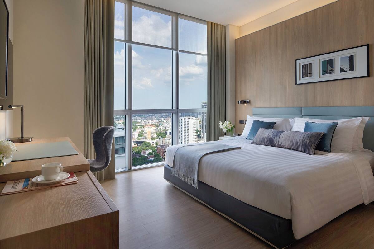 Executive, 2 Bedroom | ตู้นิรภัยในห้องพัก, โต๊ะทำงาน, พื้นที่ทำงานแบบใช้แล็ปท็อป, ผ้าม่านกันแสง