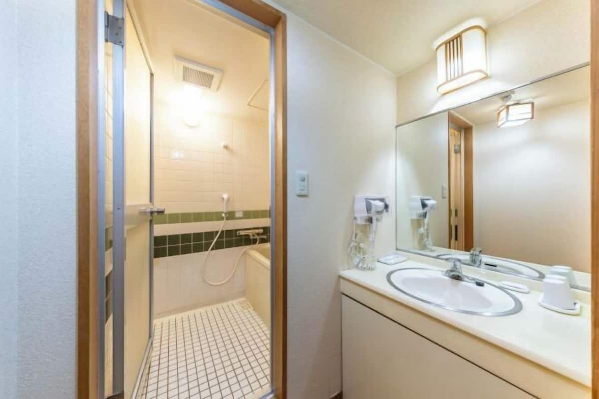 Bathroom | Combined shower/tub, deep soaking tub, free toiletries, hair dryer