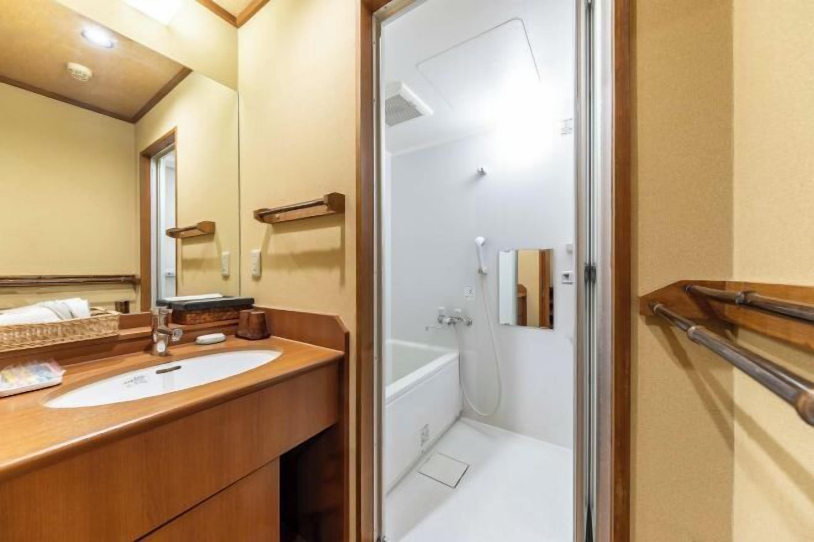 Bathroom | Combined shower/tub, deep soaking tub, free toiletries, hair dryer