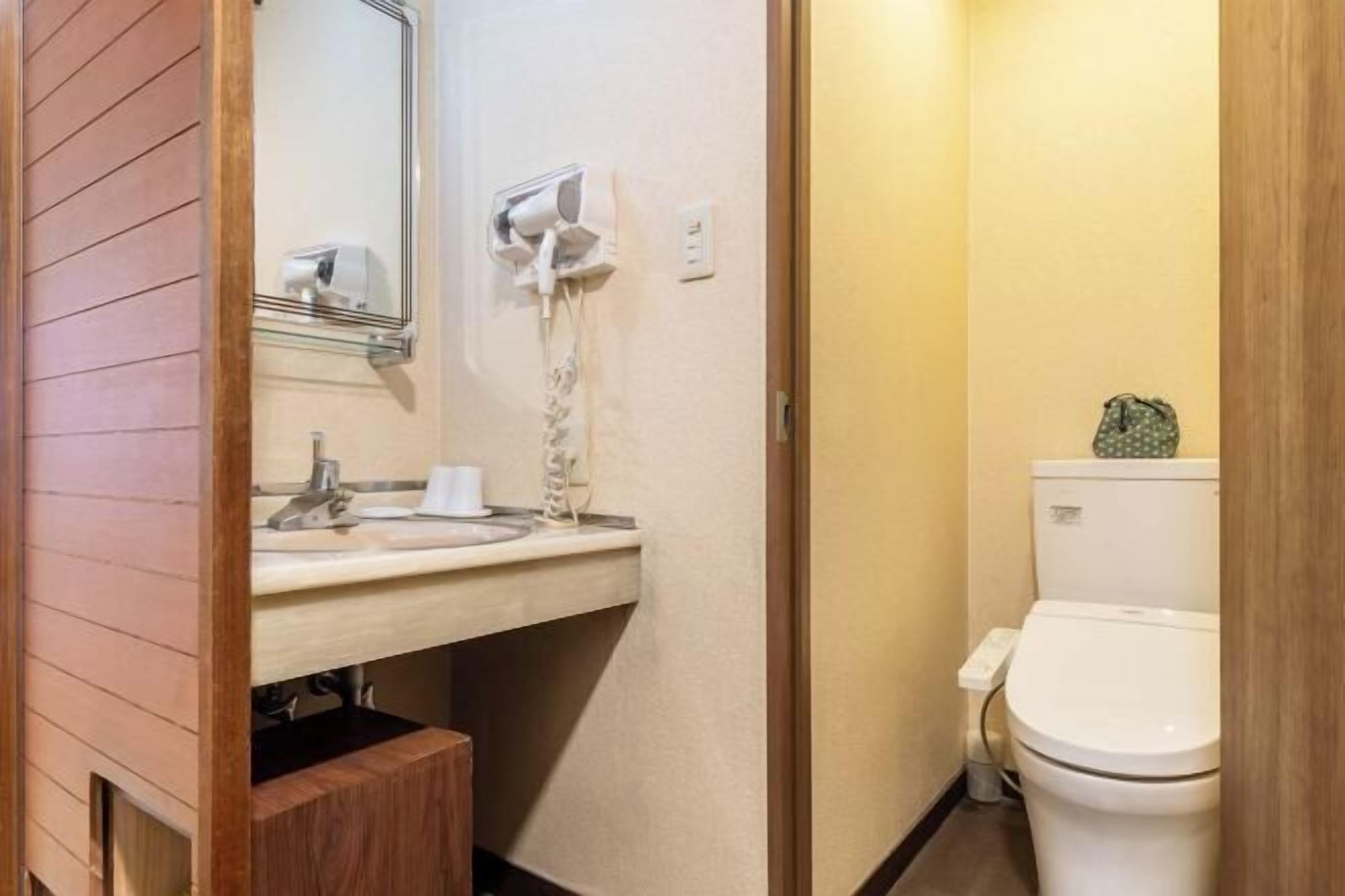 Bathroom | Combined shower/tub, deep soaking tub, free toiletries, hair dryer