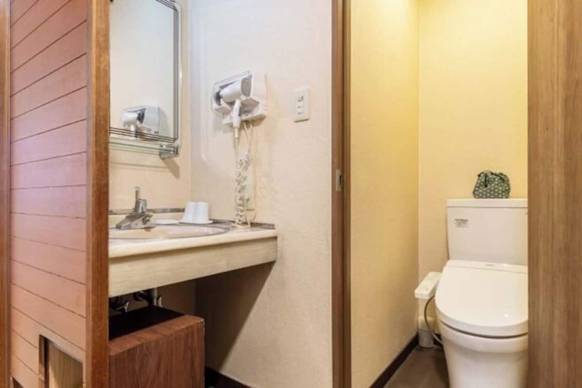 Bathroom | Combined shower/tub, deep soaking tub, free toiletries, hair dryer