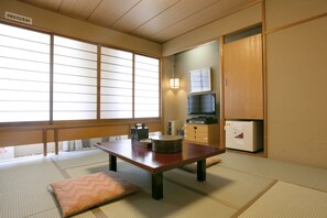 In-room safe, individually decorated, individually furnished - Yamatoya Honten Ryokan Osaka (Osaka)