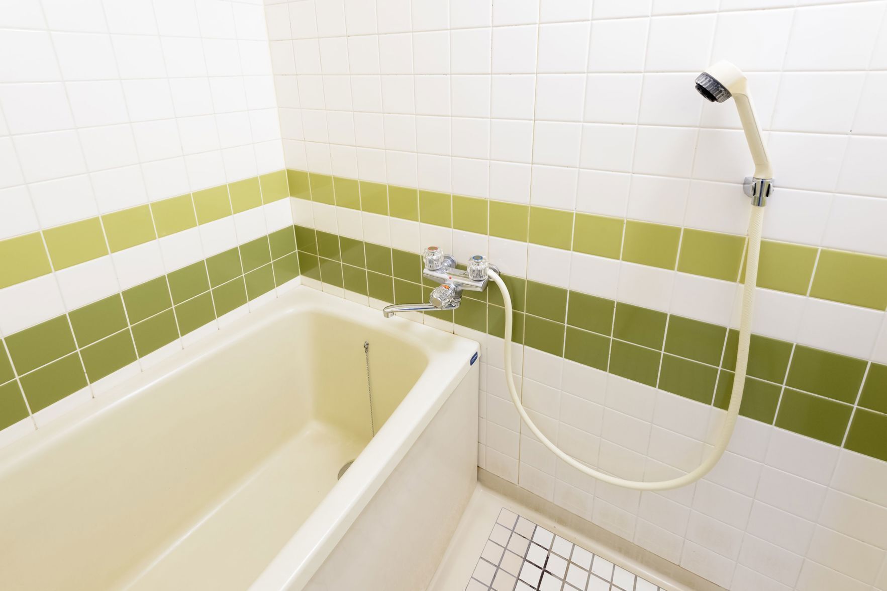 Bathroom | Combined shower/tub, deep soaking tub, free toiletries, hair dryer