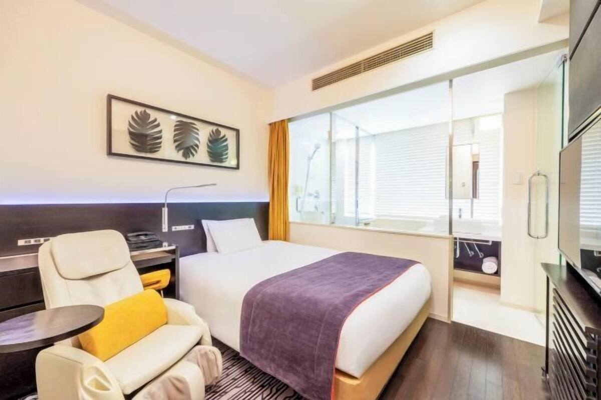 In-room safe, desk, WiFi (free), bed sheets