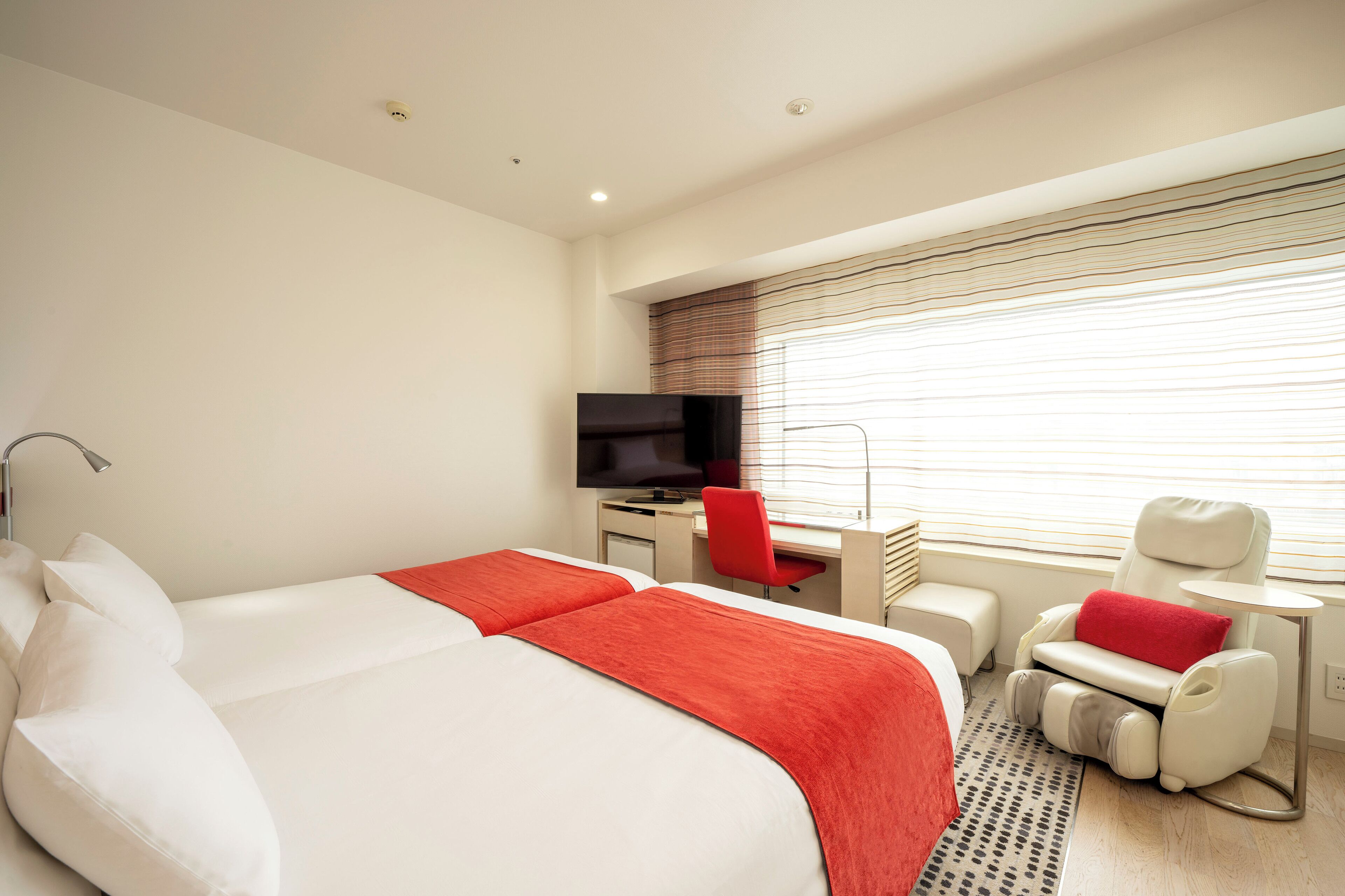 twin room - non-smoking | in-room safe, desk, free wifi, bed sheets