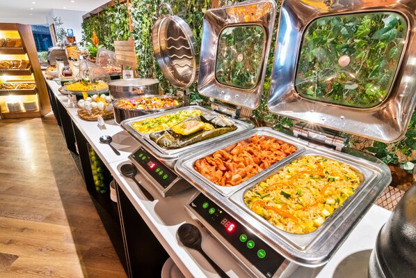 Petit déjeuner, déjeuner et dîner servis sur place, vue sur le jardin