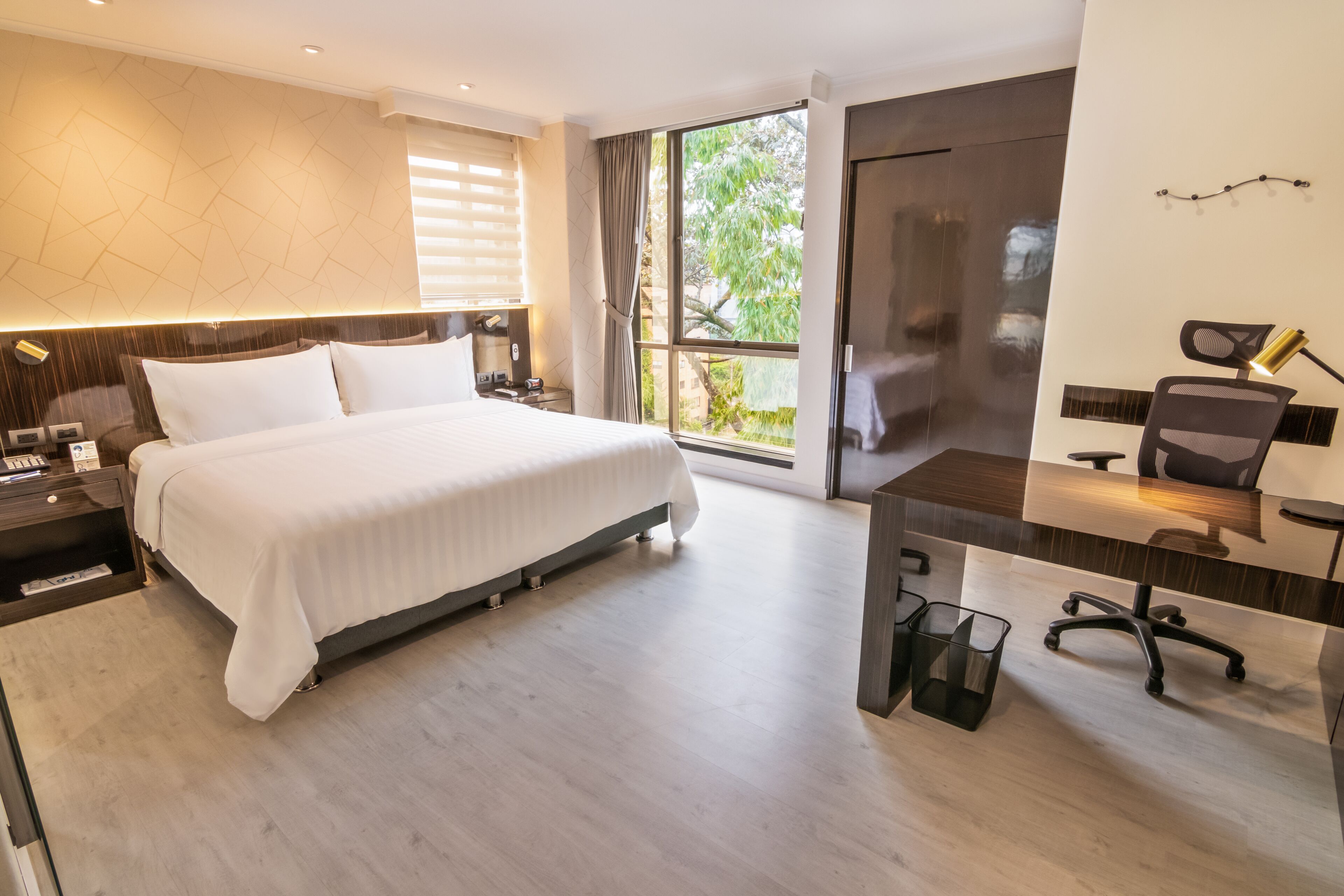 classic room, 1 king bed | premium bedding, minibar, in-room safe, desk