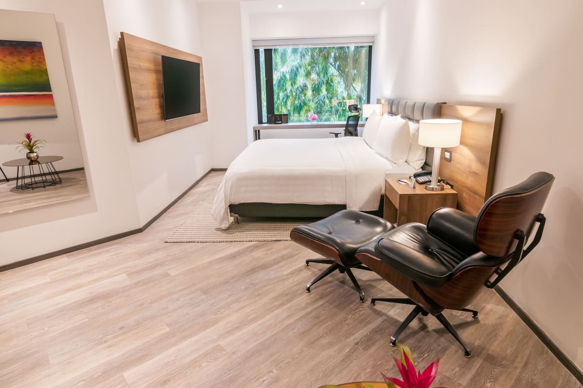 Suite Junior | Seprai premium, minibar, brankas, dan meja kerja