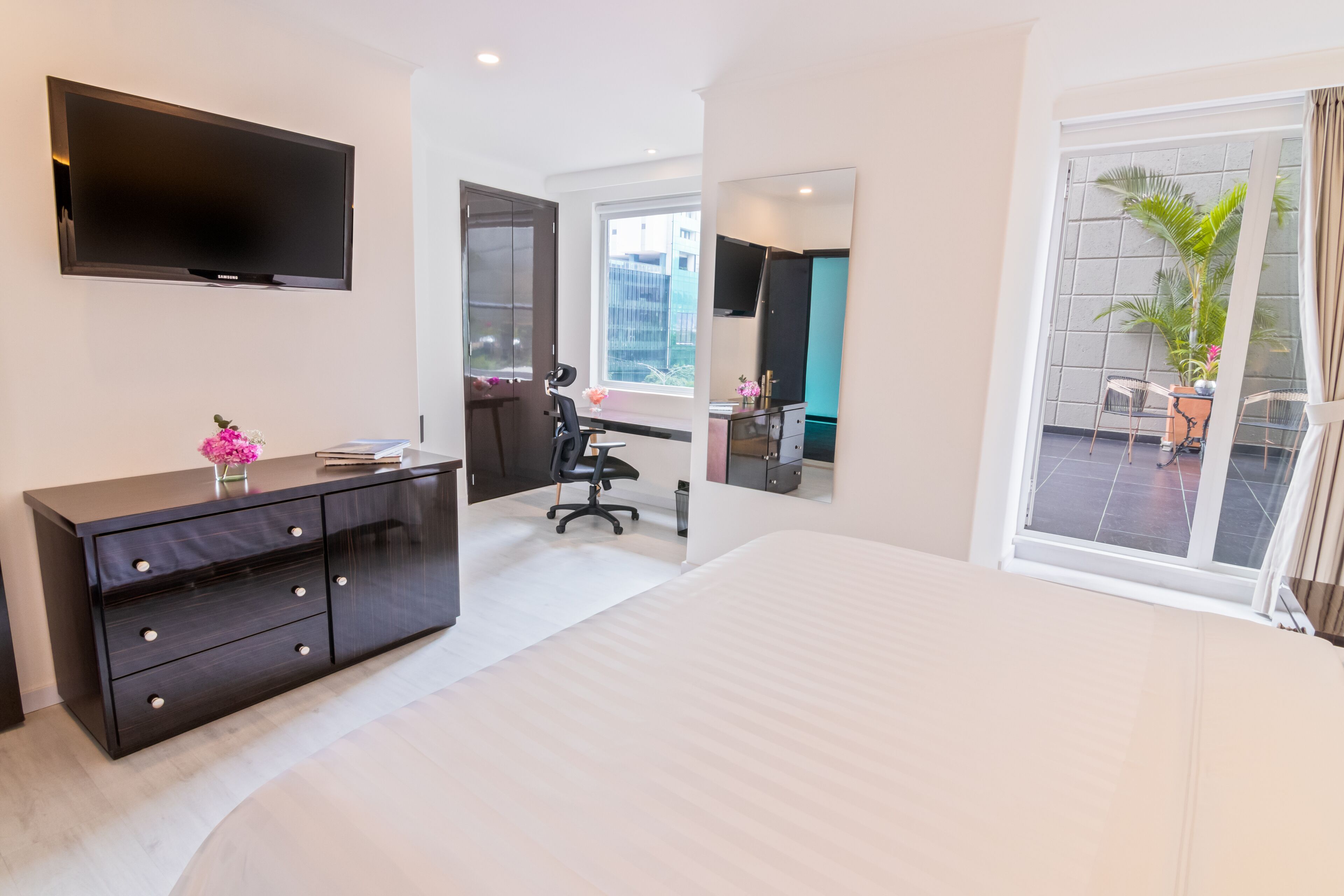 classic room, 1 king bed | premium bedding, minibar, in-room safe, desk