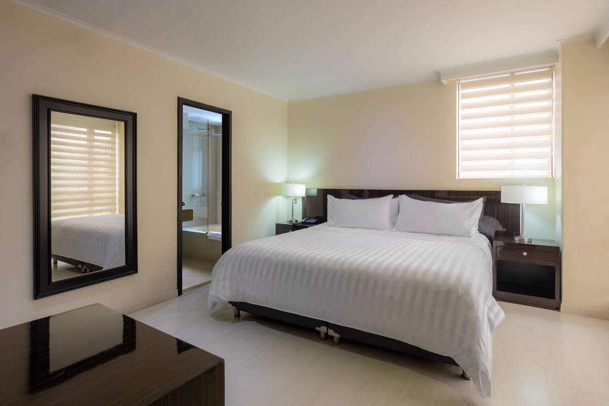 Classic Room, 1 King Bed | Premium bedding, minibar, in-room safe, desk