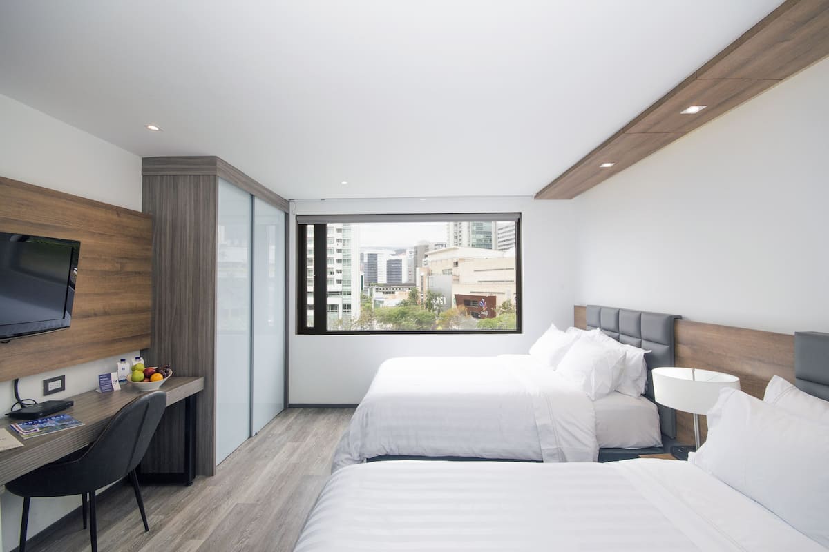 Kamar Twin Superior | Seprai premium, minibar, brankas, dan meja kerja