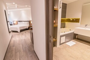 Phòng Suite Junior | Bộ đồ giường cao cấp, minibar, két bảo mật tại phòng, bàn 
