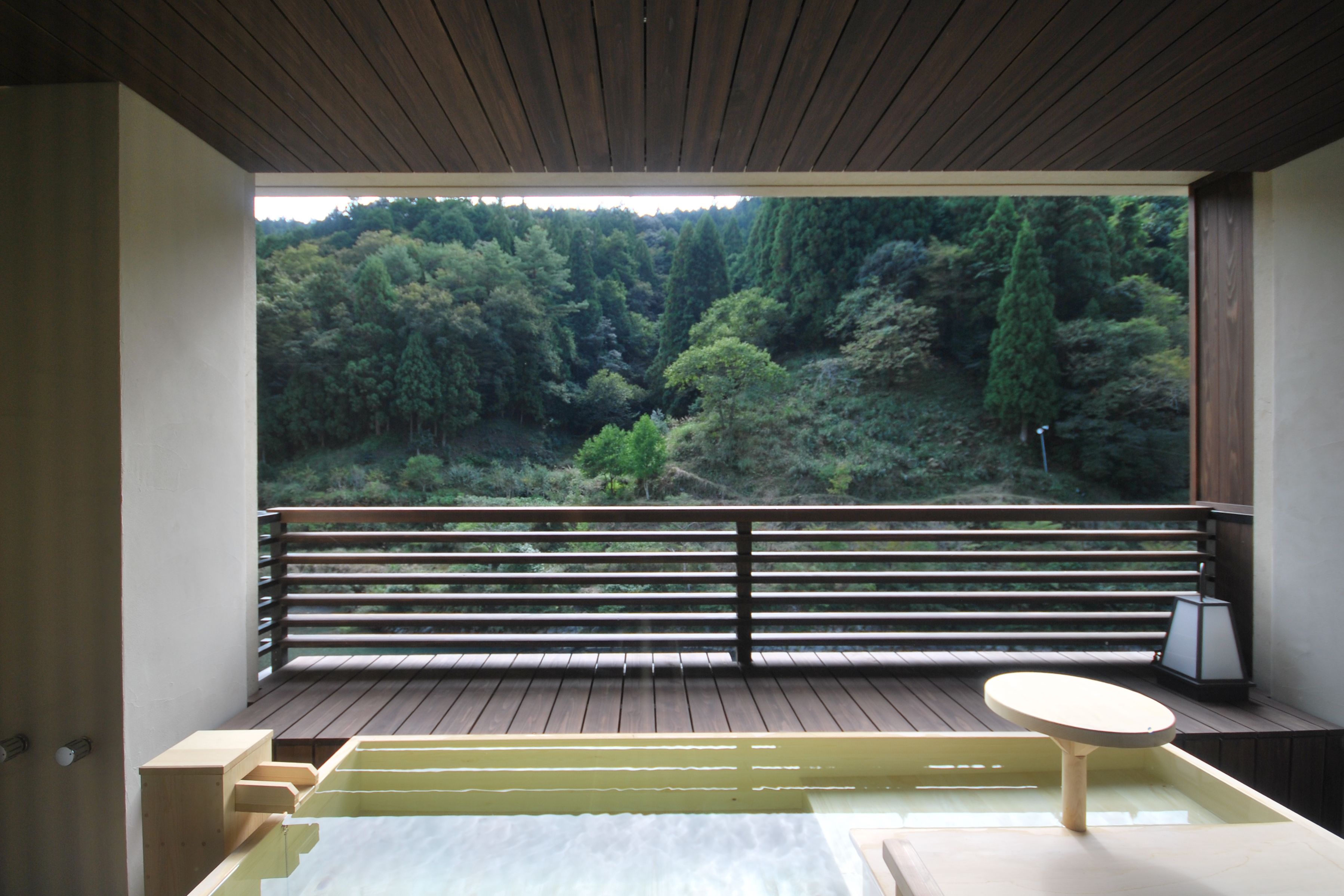 洋室 ラグジュアリーツインルーム（露天風呂付き） | 深めの浴槽