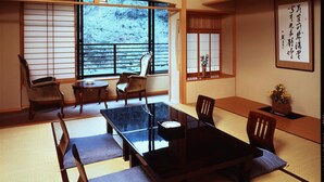 Traditional Room | Makan dalam bilik