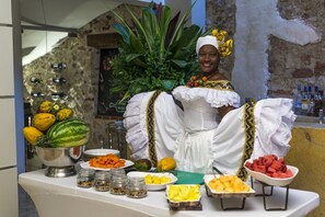 Ein reichhaltiges Buffet mit verschiedenen Früchten und Gemüsesorten, darunter Wassermelone, Mango und Karotten.