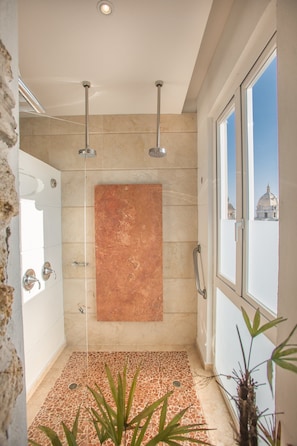 Shower, rainfall showerhead, free toiletries, hair dryer