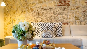 A dining table with a cake, macarons, and a floral arrangement. - Movich Hotel Cartagena de Indias (Cartagena)