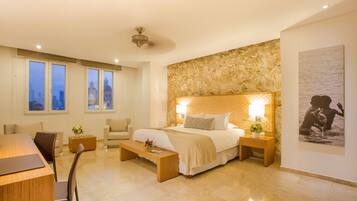 Hochwertige Bettwaren, Minibar, Zimmersafe, Schreibtisch