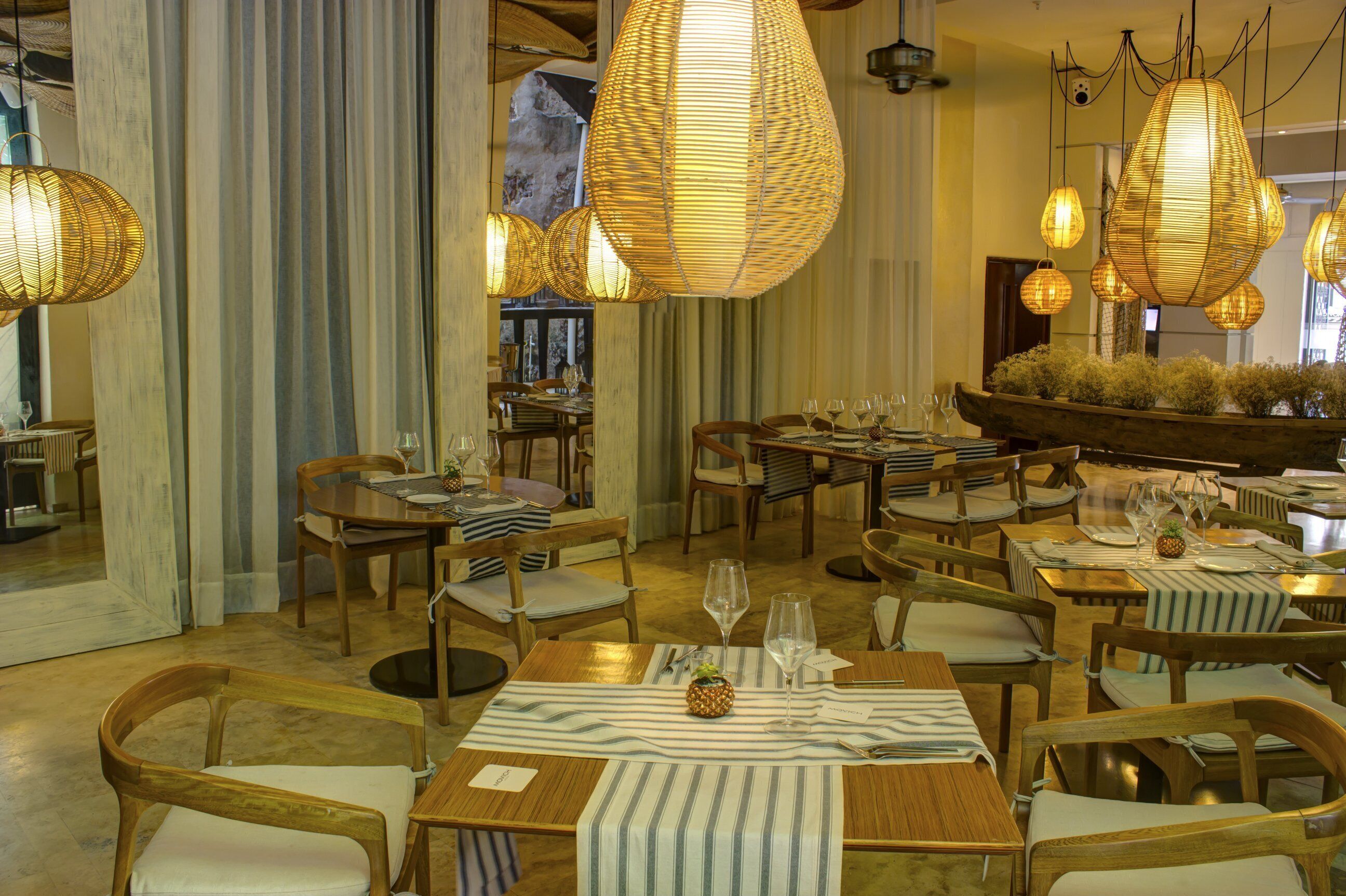 2 restaurants; breakfast, lunch, and dinner served