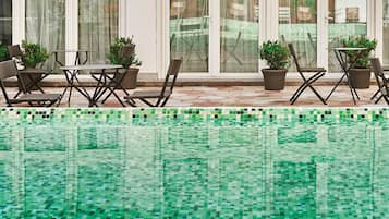 Una piscina techada, una piscina al aire libre de temporada