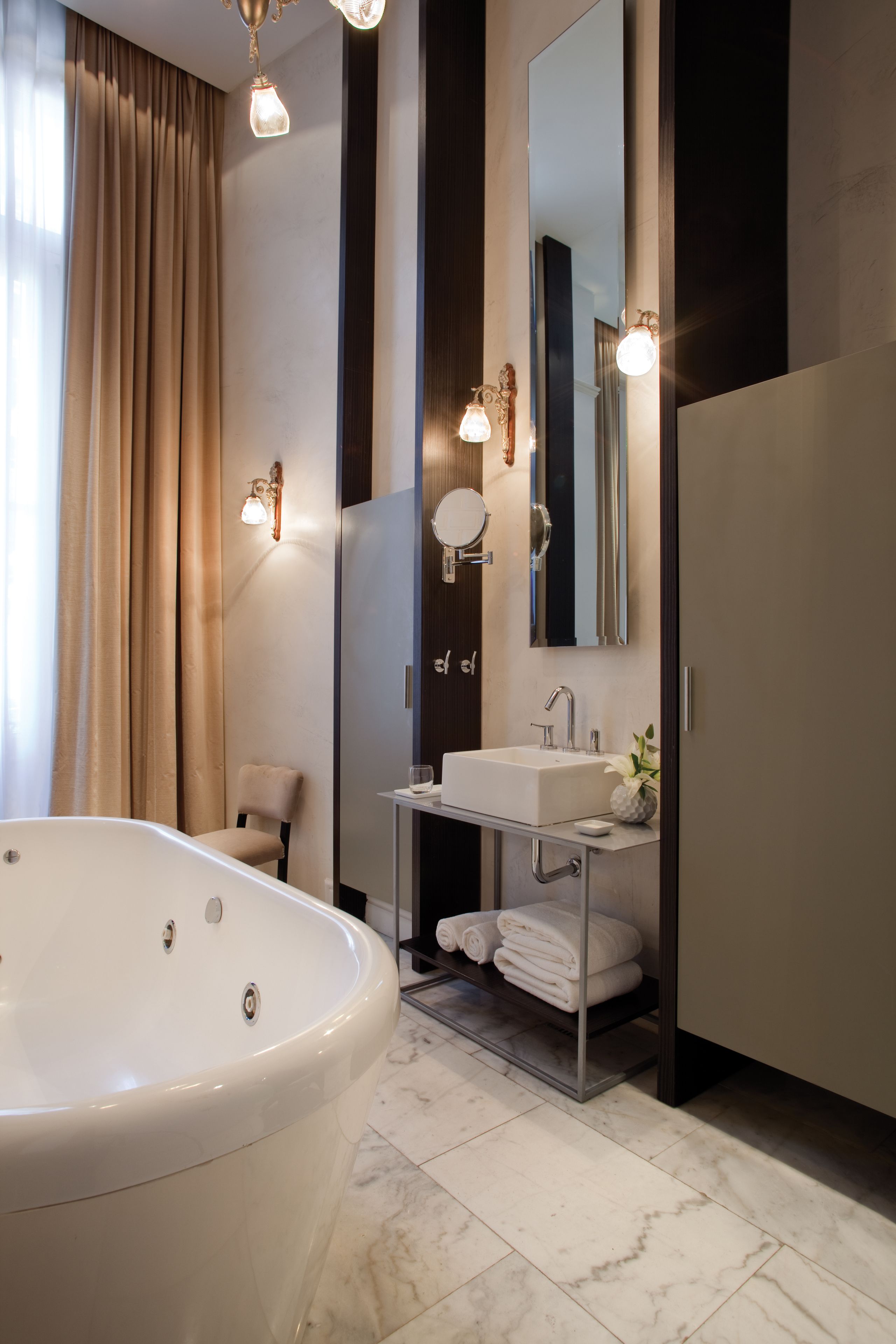 combined shower/bathtub, rainfall showerhead, free toiletries