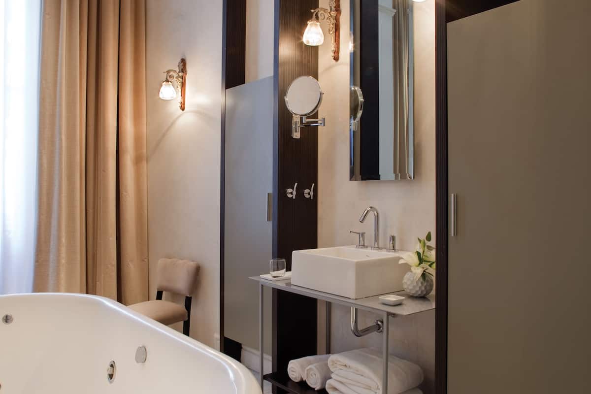 combined shower/bathtub, rainfall showerhead, free toiletries