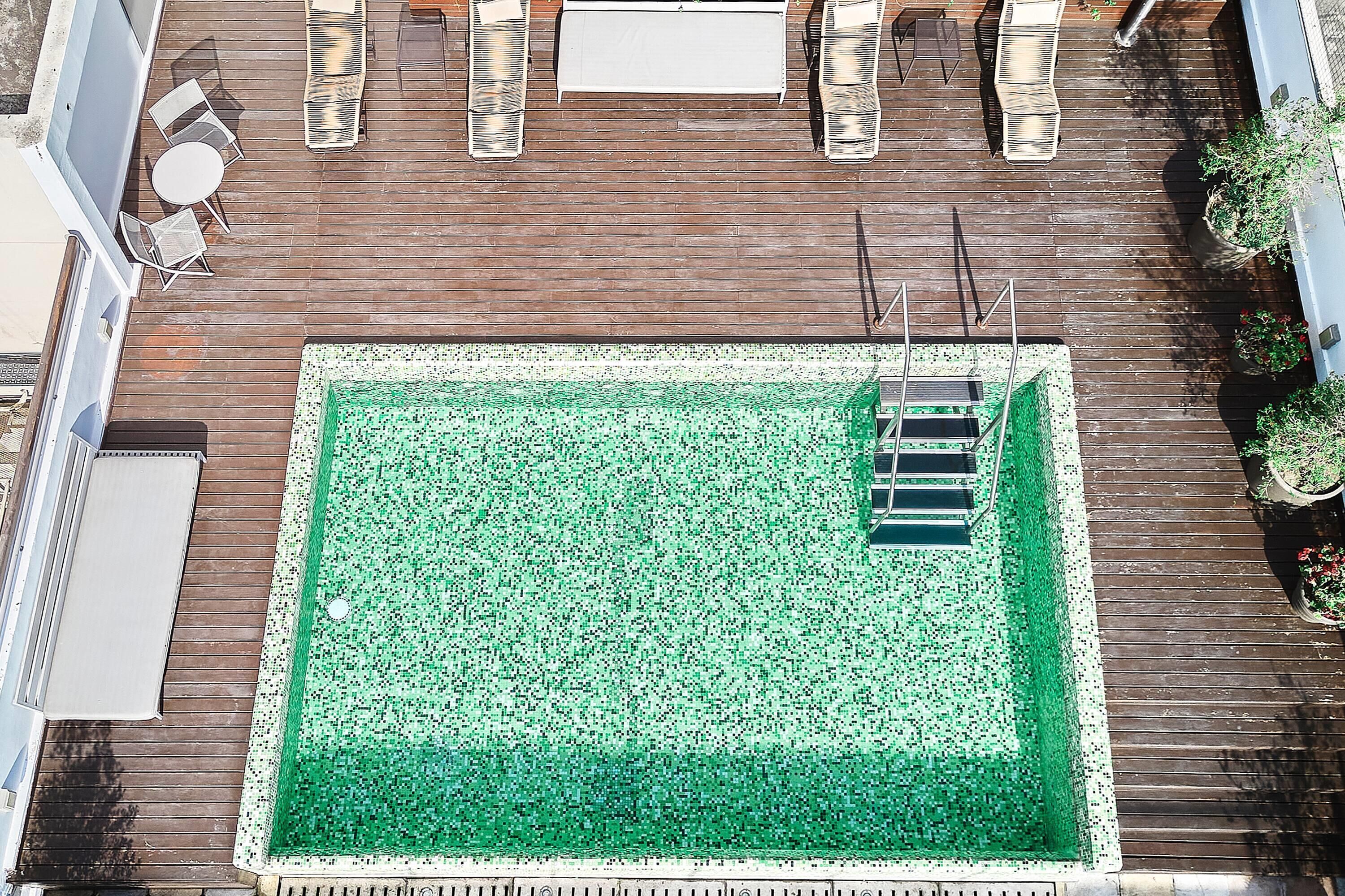 Una piscina techada, una piscina al aire libre de temporada