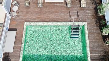 Una piscina techada, una piscina al aire libre de temporada