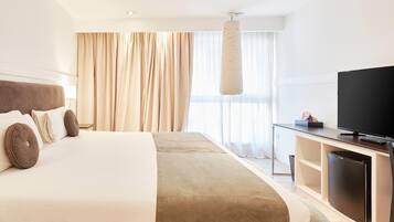 ห้องซีเนียร์สวีท, เตียงคิงไซส์ 1 เตียง | มินิบาร์, ตู้นิรภัยในห้องพัก, โต๊ะทำงาน, ห้องเก็บเสียง