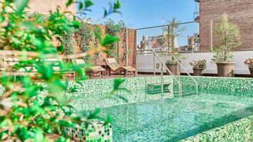 สระว่ายน้ำในร่ม, สระว่ายน้ำกลางแจ้งเปิดตามฤดูกาล