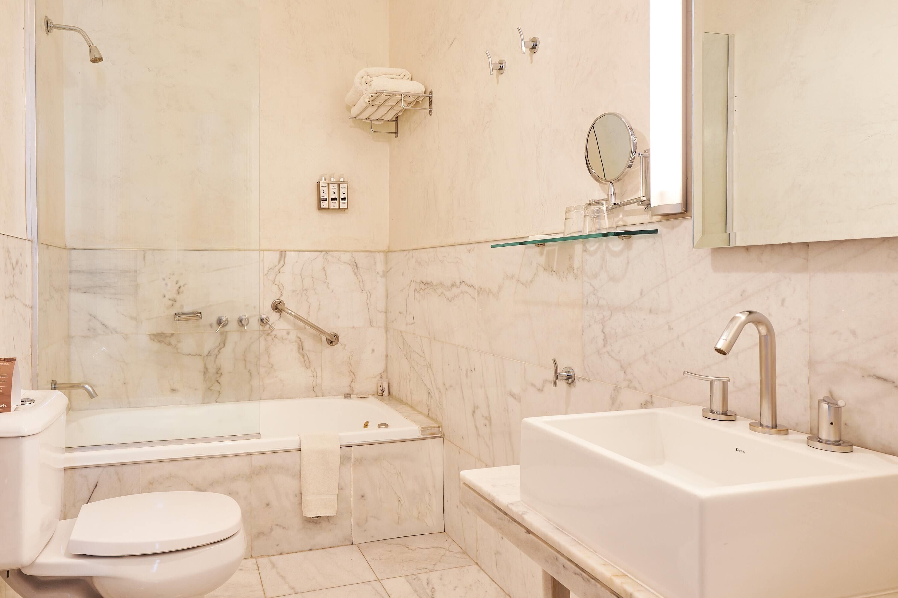 Un baño moderno con bañera, inodoro y lavamanos.