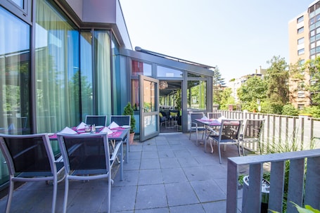 Terrazza/patio. NOVINA HOTEL Tillypark