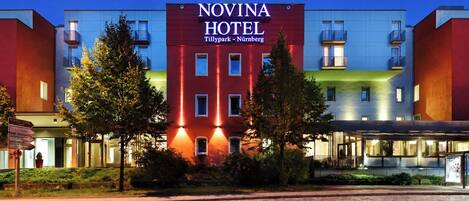 Fassade der Unterkunft – Abend/Nacht