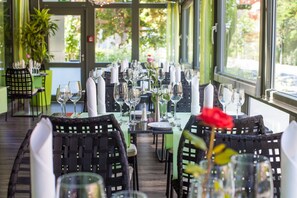 Breakfast and dinner served - NOVINA HOTEL Tillypark (Nuremberg)
