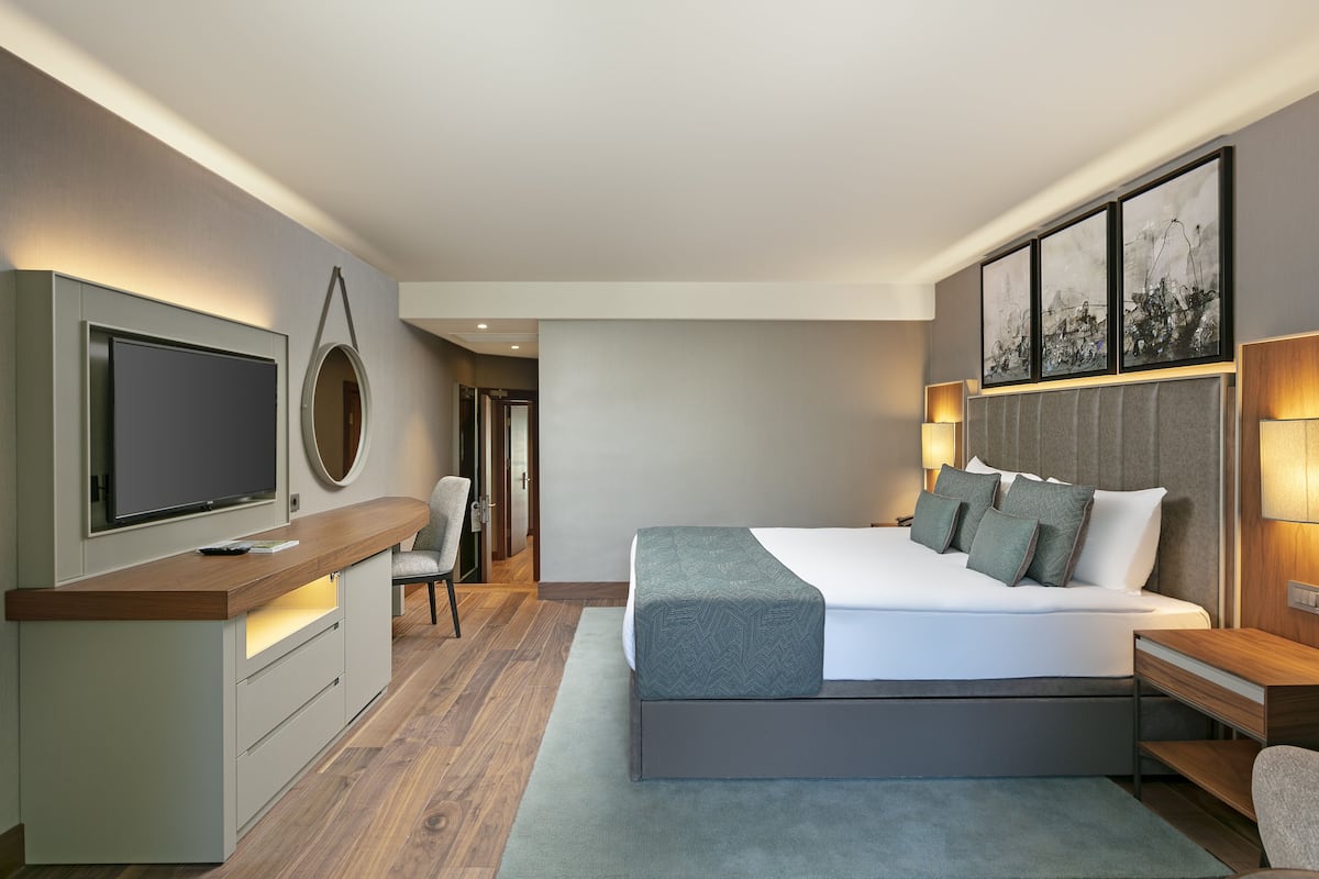 MARINE ROOM LAND VIEW | 1 bedroom, minibar, in-room safe, desk